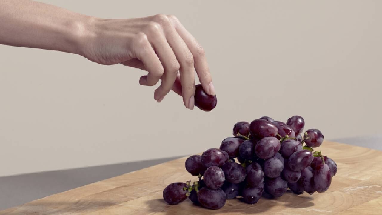 El resveratrol activa la enzima sirtuina encargada de retrasar el envejecimiento de la piel. Foto: Gettyimages.