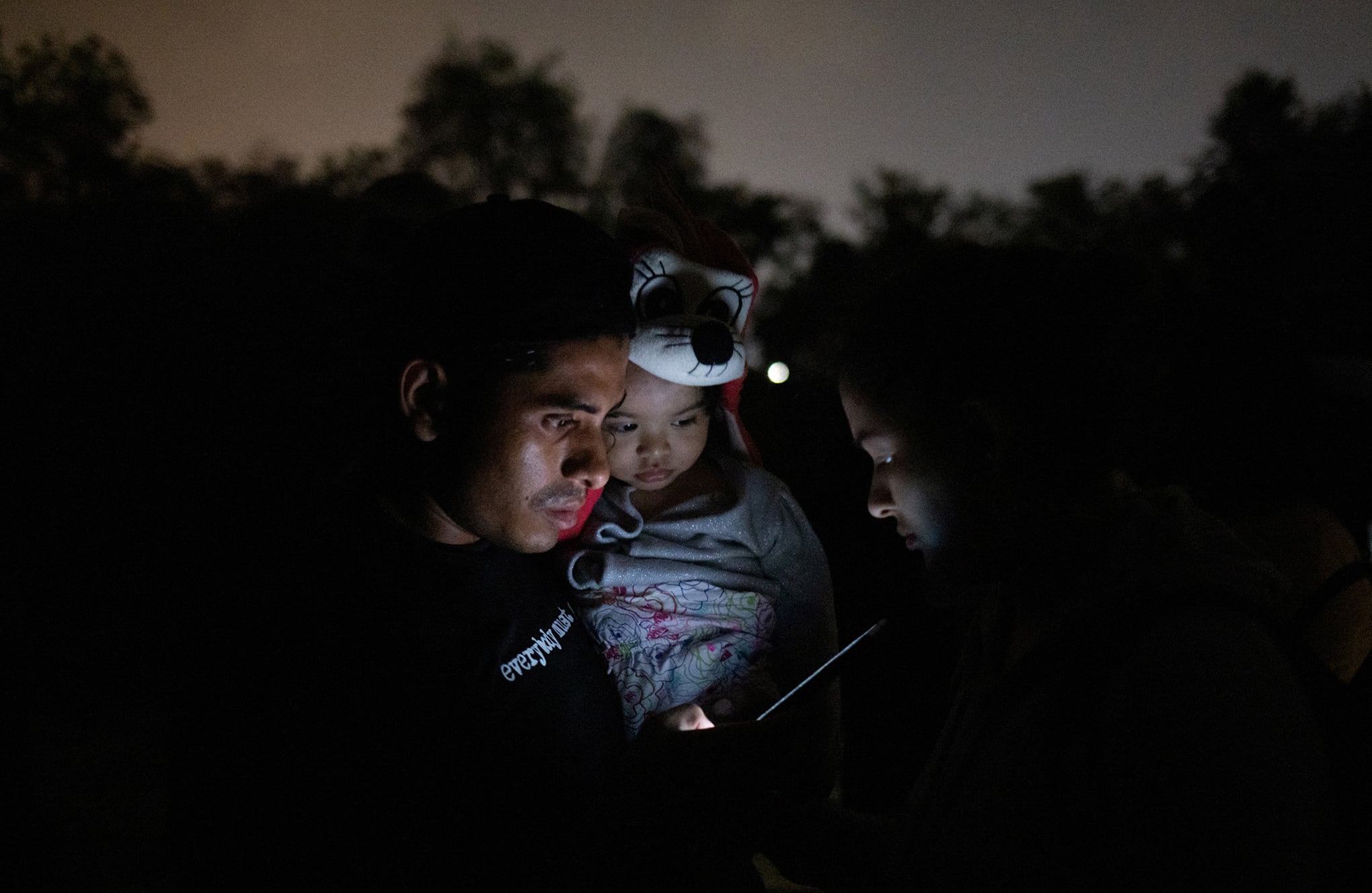 Migrantes cruzan Río Grande hacia EE.UU.
