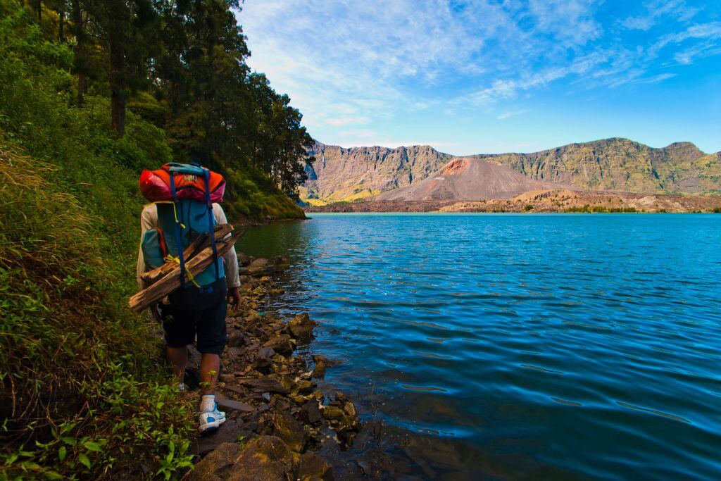 Guía turístico caminando por el lago Segara Anak, en el cráter del Monte Rinjani, Lombok, Indonesia, Asia