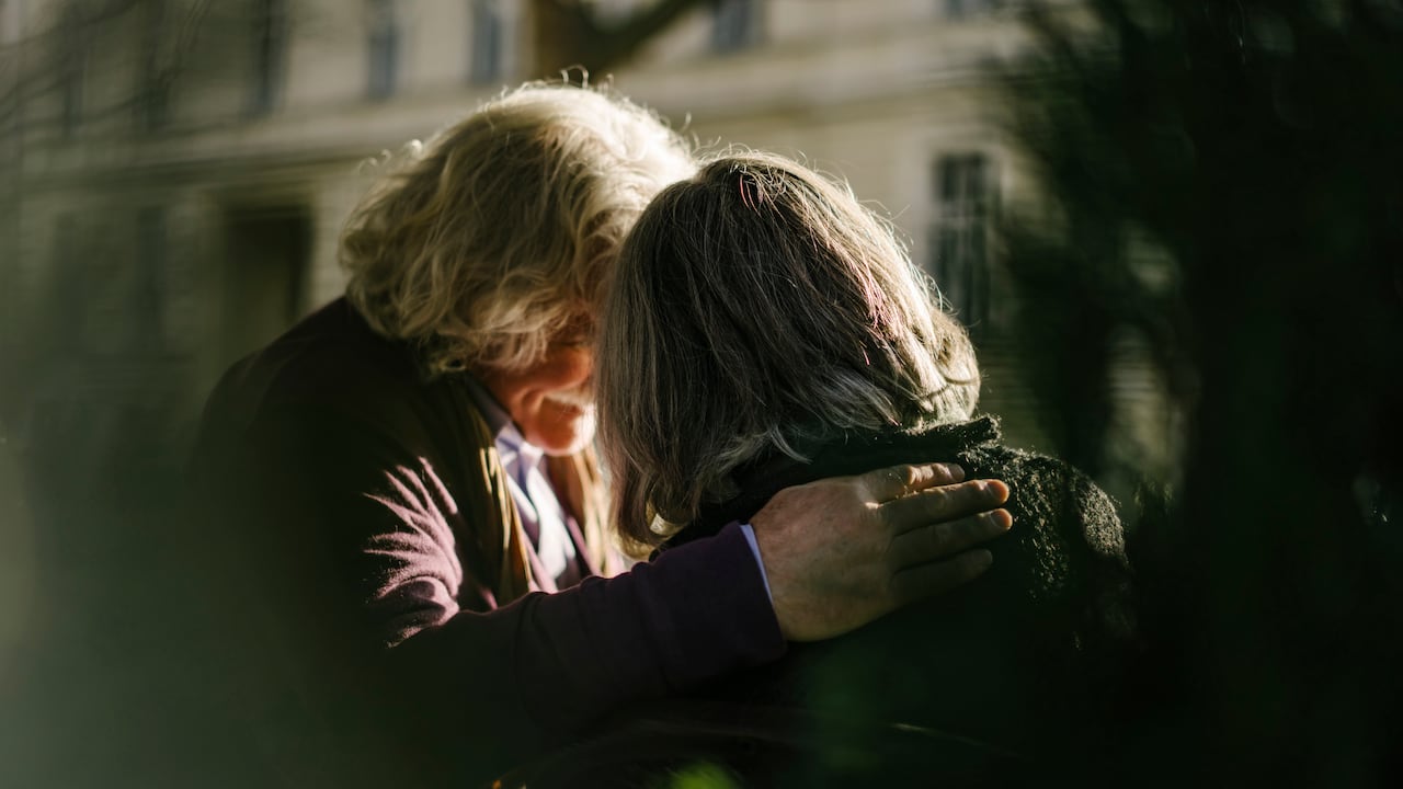 Foto de referencia de un abrazo a una persona de la tercera edad