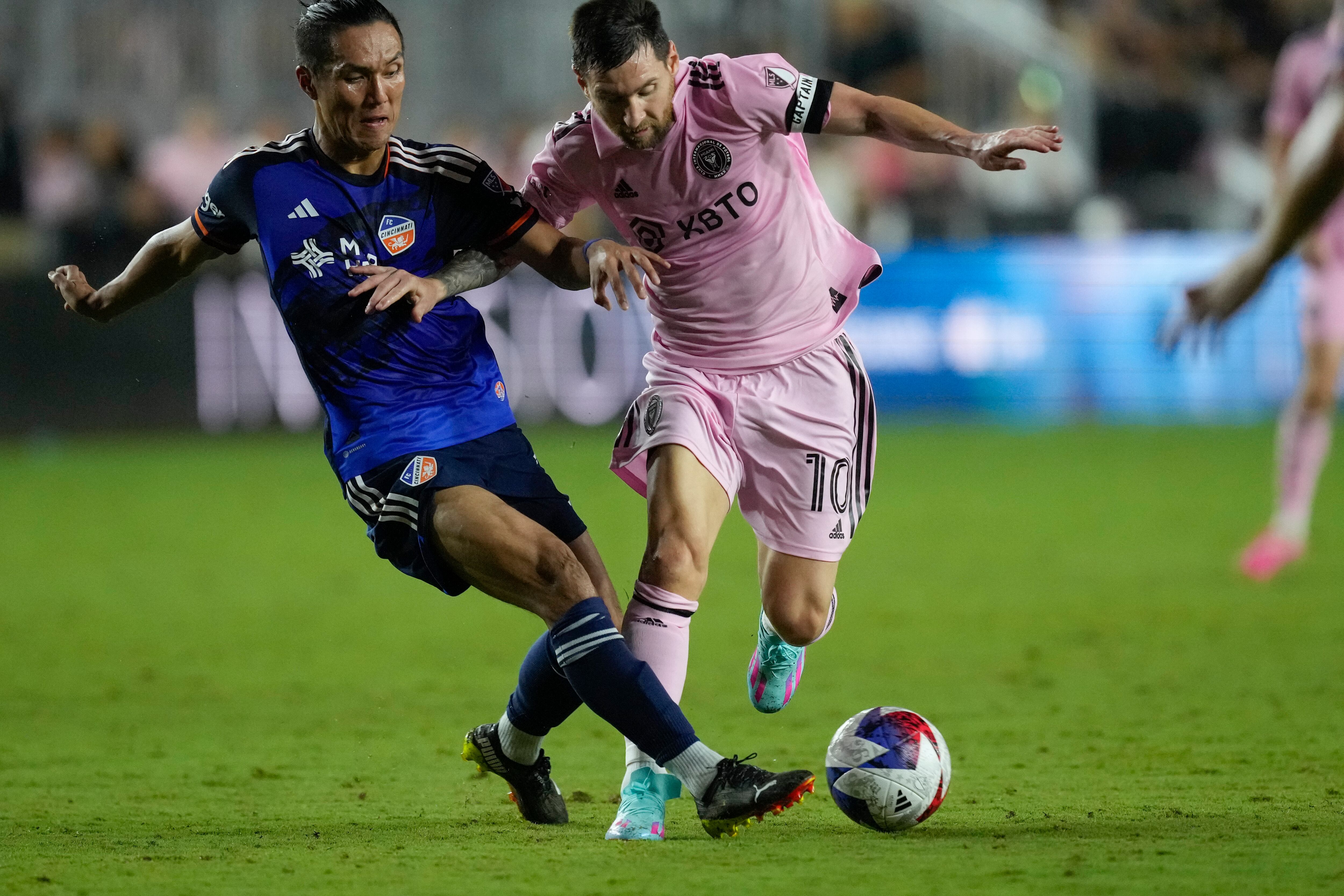 Lionel Messi, del Inter Miami, busca avanzar frente a Yaya Kubo, de Cincinnati, en un encuentro de la MLS disputado el sábado 7 de octubre de 2023 en Fort Lauderdale, Florida (AP Foto/Rebecca Blackwell)
