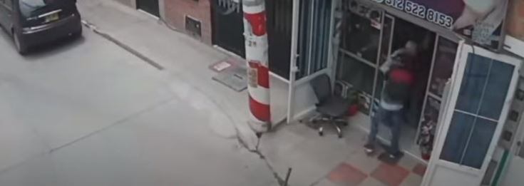 Los hombres entraron a la peluquería con armas de fuego.