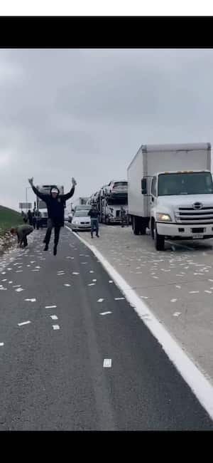 Billetes se cayeron de un camión blindado en California