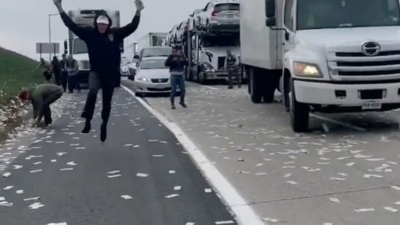 Billetes se cayeron de un camión blindado en California