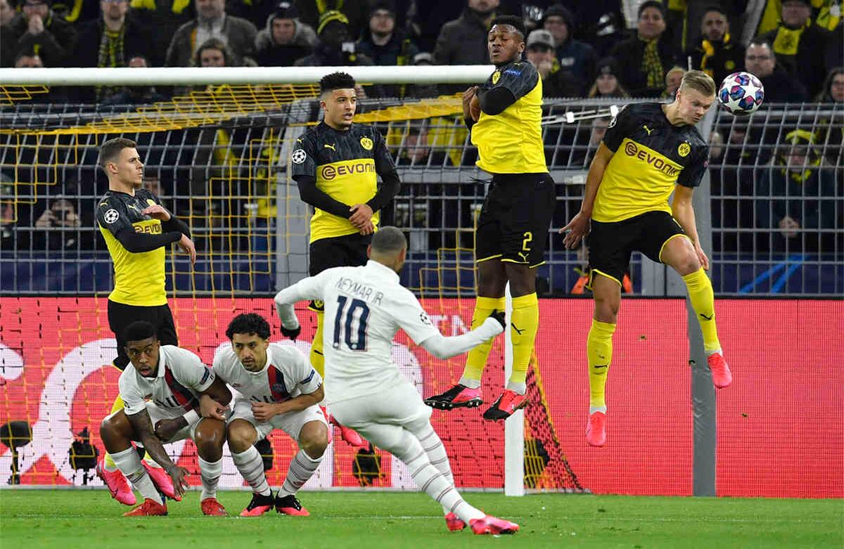Erling Braut Haaland, a la derecha, cabecea el balón durante la ronda de la Liga de Campeones de 16 partidos de fútbol de ida entre el Borussia Dortmund y el Paris Saint Germain en Dortmund, Alemania, el martes 18 de febrero de 2020. Foto: Martin Meissner/ AP. 