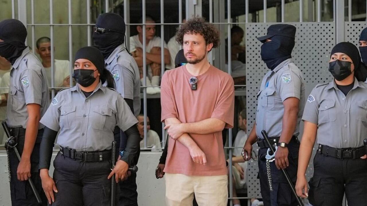 ¿Cómo le fue? Luisito Comunica visitó la megacárcel que construyó Bukele en El Salvador