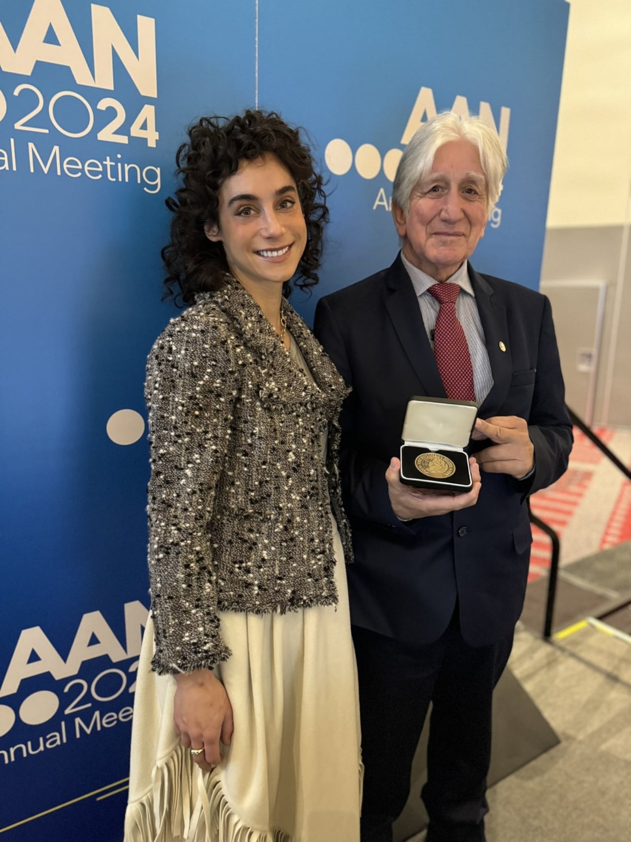 El doctor Francisco Lopera, coordinador del Grupo de Nuerociencias de Antioquia de la UdeA, en compañía de Andi Potamkin, directora del Potamkin Prize for Research in Pick's, Alzheimer's, and Related Diseases.