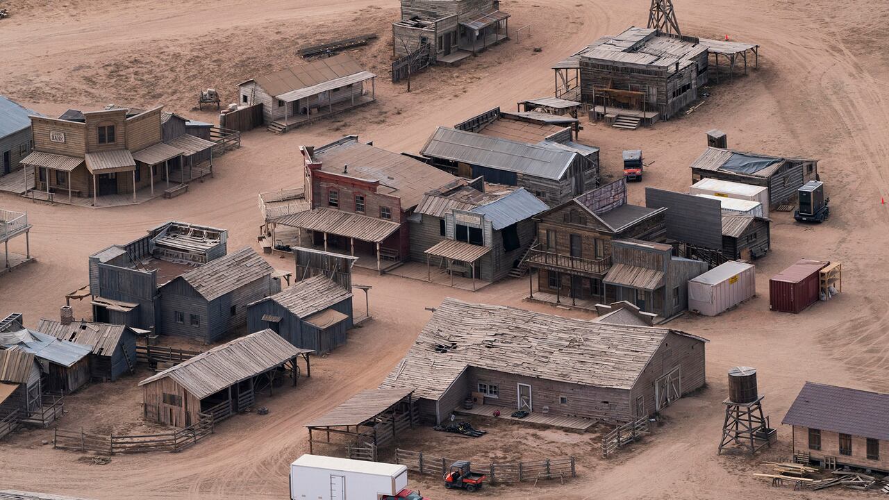 Esta foto aérea muestra el Rancho Bonanza Creek en Santa Fe, Nuevo México, en donde el actor Alec Baldwin disparó una pistola de utilería en el set.