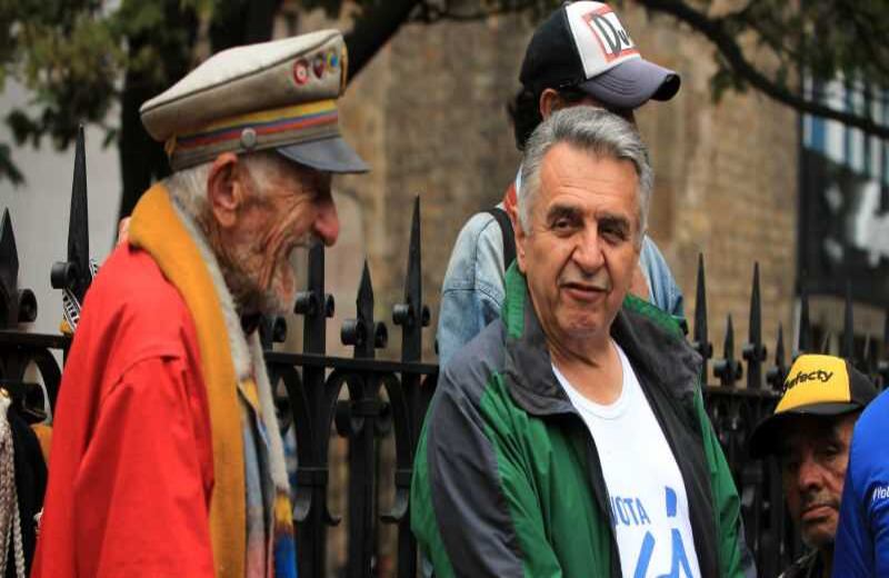 El exalcalde Lucho Garzón compartió con los bogotanos antes de llegar con los capitalinos a la Plaza de Bolívar. Álvaro Tavera /SEMANA