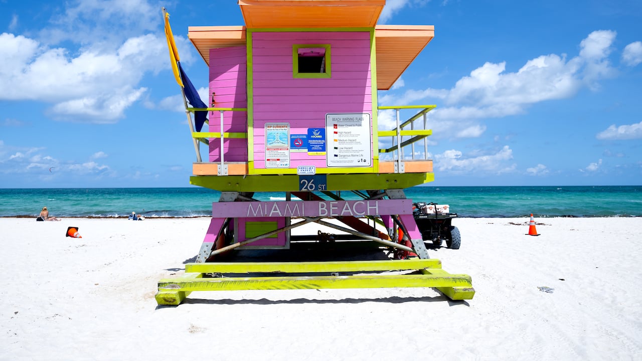 Una torre de salvavidas se alza en Miami Beach.