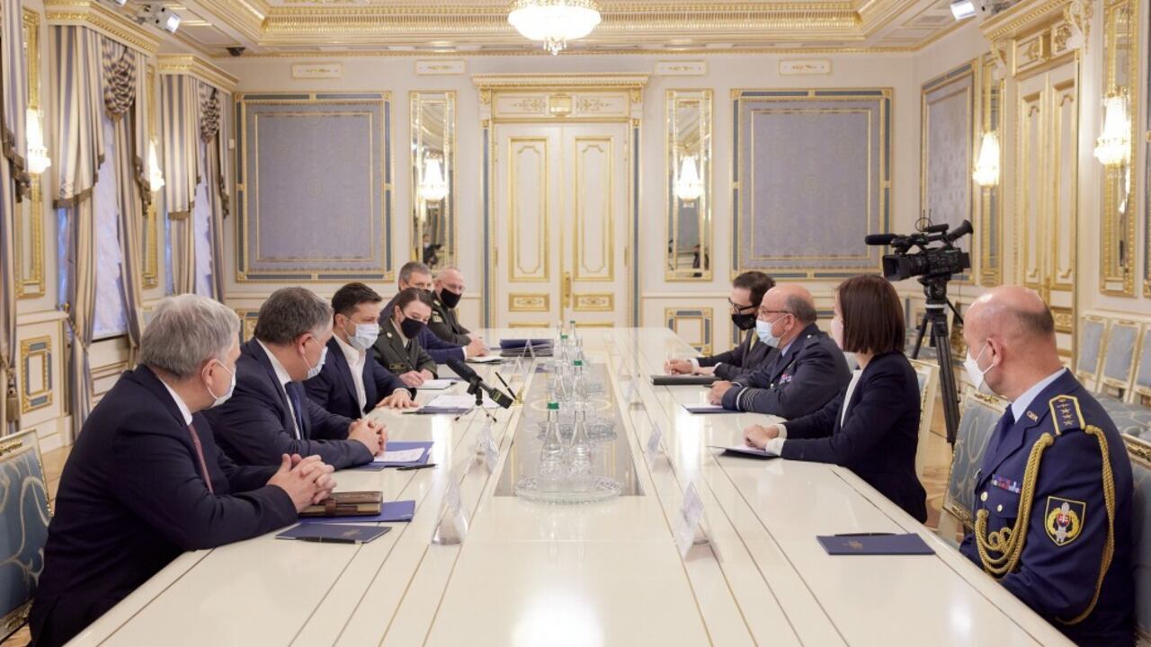 El presidente ucraniano Volodymyr Zelensky en una reunión con la Otan. (Photo by Ukrainian Presidency / Handout/Anadolu Agency via Getty Images)