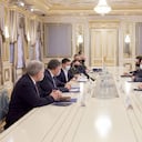 El presidente ucraniano Volodymyr Zelensky en una reunión con la Otan. (Photo by Ukrainian Presidency / Handout/Anadolu Agency via Getty Images)