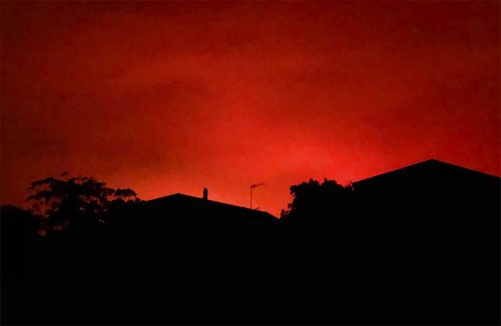 Como de película, la imagen muestra un cielo color rojo intenso resultado de los incendios forestales en Victoria, Australia. Foto del usuario en twitter @AvaTheHuman , a través de AP. 