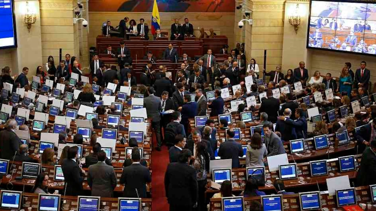 Algunos congresistas proponen congelar aumento de salarios de altos funcionarios.