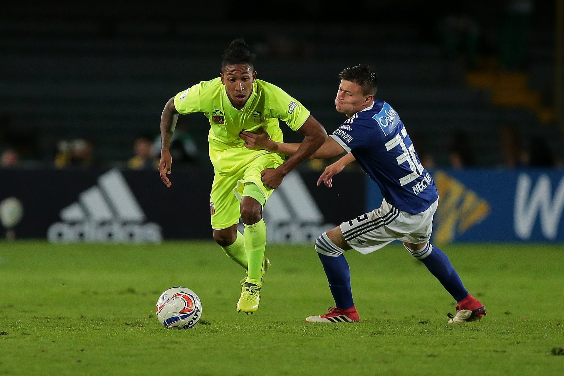 Cristian Arrieta (Izquierda) y Christian Huerfano (Derecha), en un partido en El Campín, en el 2018.