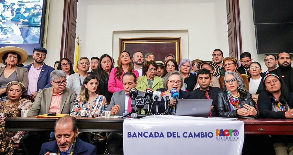  En la bancada del Gobierno reprochan que algunos ministerios han mantenido sus puertas cerradas. Alegan que la prohibición del fracking se cayó por falta de comunicación con el MinAmbiente.