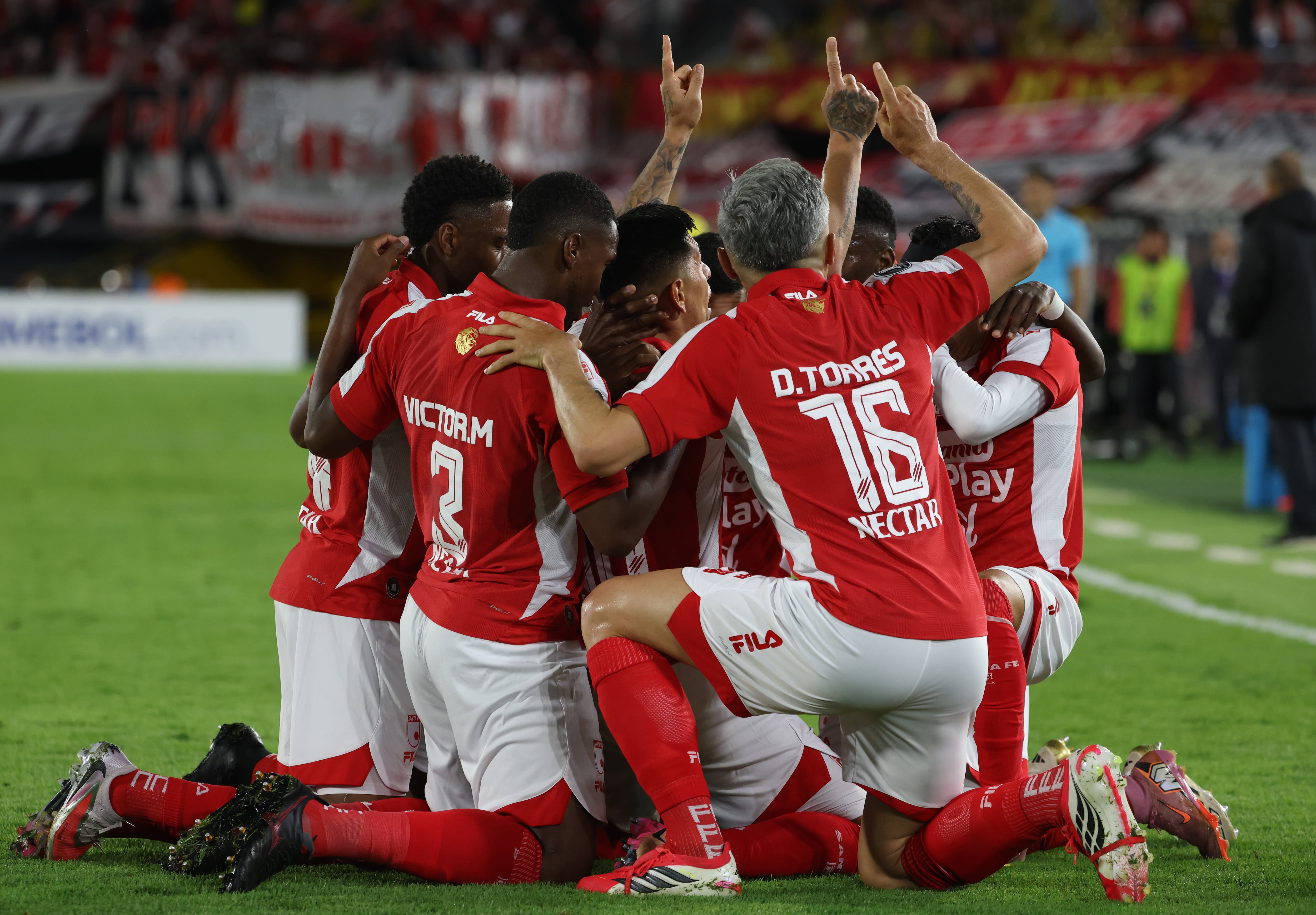 BOGOTA, COLOMBIA - APRIL 9: Emmanuel Olivera (C) of Independiente Santa Fe celebrates with teammates after scoring a goal during the Copa Libertadores match between Independiente Santa Fe and Nacional at El Campin stadium on April 9, 2026 in Bogota, Colombia. (Photo by John Vizcaino/VIEWpress/Getty Images)