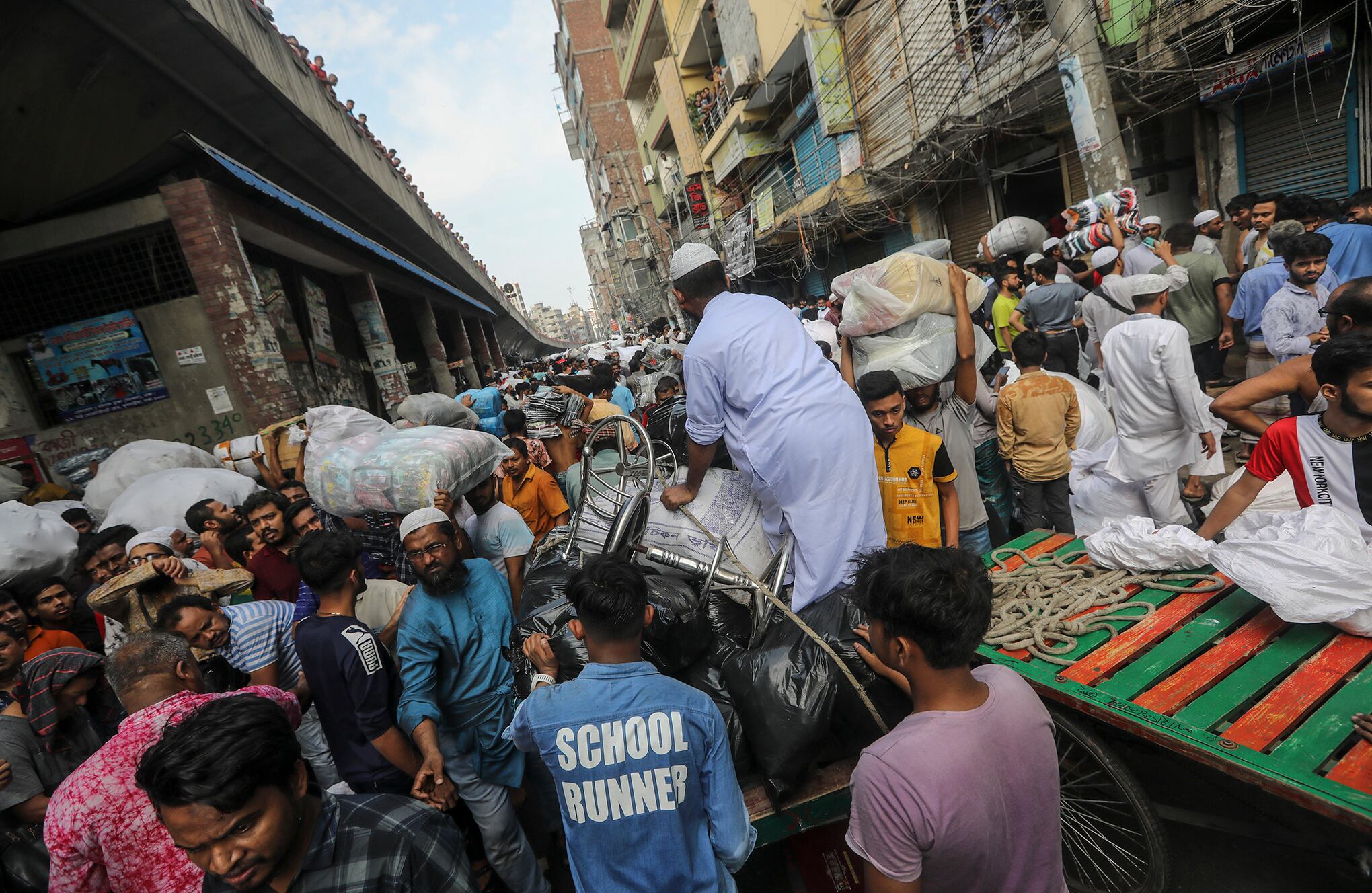 En imágenes : Incendio en el mercado de Bangladesh