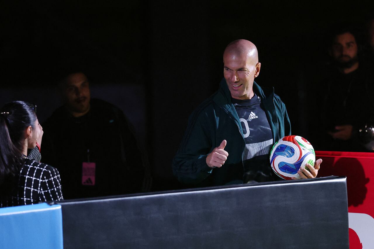 NEW YORK, NEW YORK - OCTOBER 02: Former footballer Alessandro Del Piero is introduced to the crowd during the official launch of the FIFA World Cup 2026 Match Ball "Trionda" at Brooklyn Bridge Park on October 02, 2025 in New York City. Sarah Stier/Getty Images/AFP (Photo by Sarah Stier / GETTY IMAGES NORTH AMERICA / Getty Images via AFP)