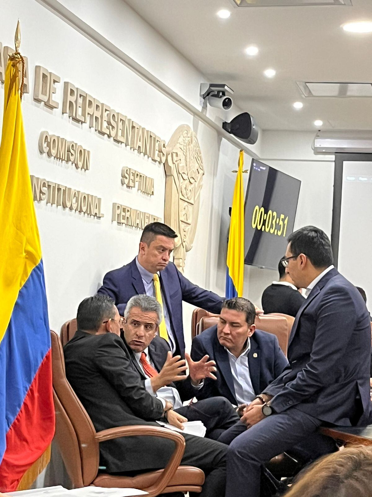 Ministro del Interior Luis Fernando Velasco conversando con tres congresistas liberales.