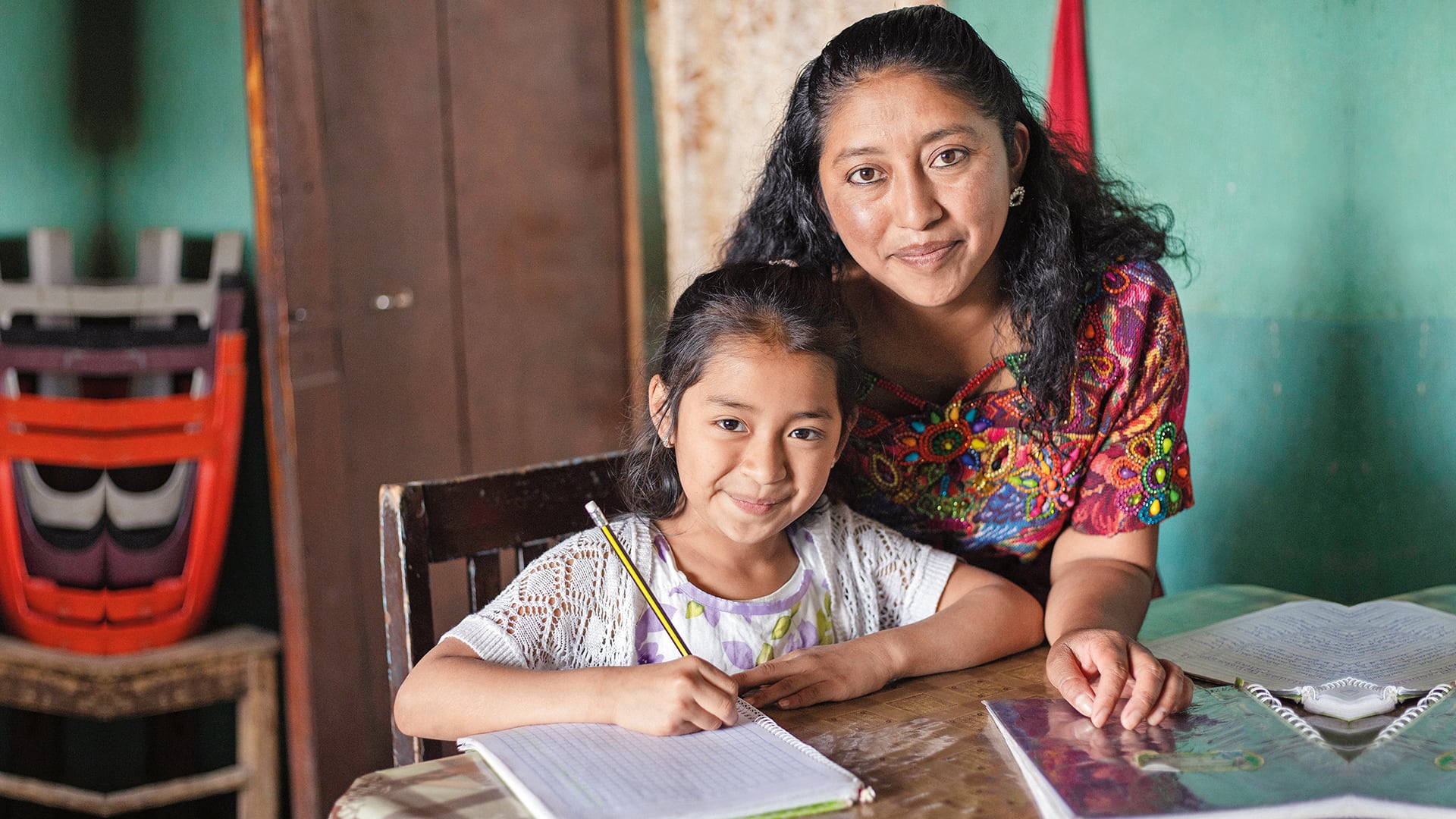 NO USAR, USO EXCLUSIVO MEJOR COLOMBIA, Especial inversión social, introducción