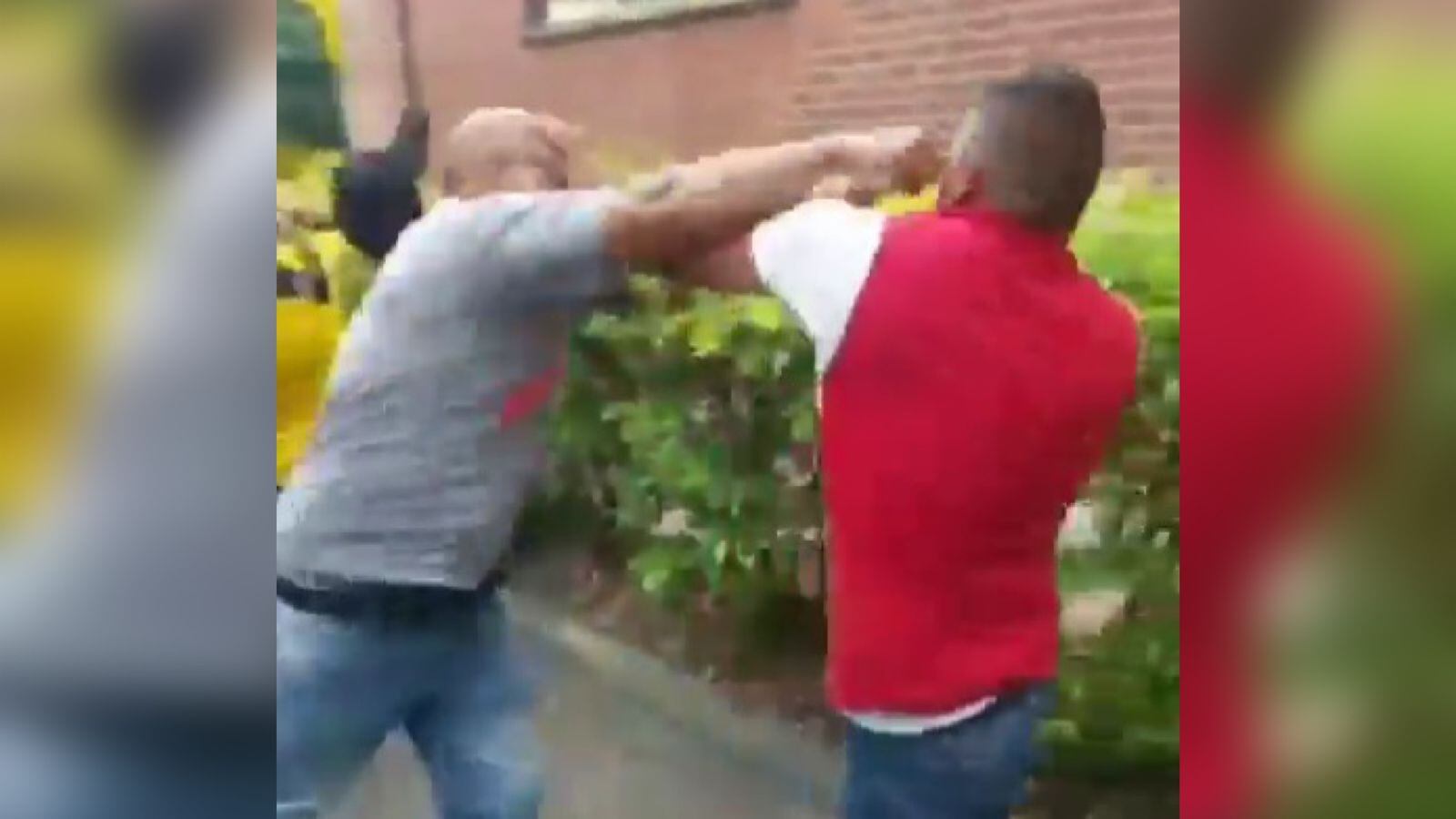 El motociclista y el operario se golpearon fuertemente.