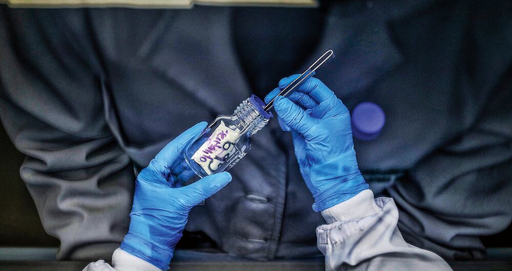  La dosis letal del fentanilo es de 1,2 miligramos, la cantidad de polvo que se ve en el recipiente. Mientras que la de la cocaína es de 1 gramo, en promedio. 