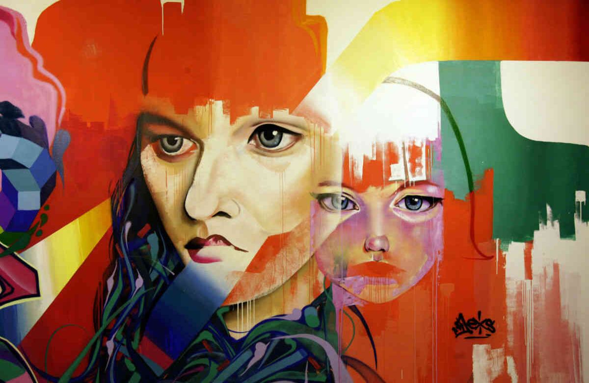 Intervención de Dexs en la galería del Colombo Americano. Foto: Carlos Julio Martínez.