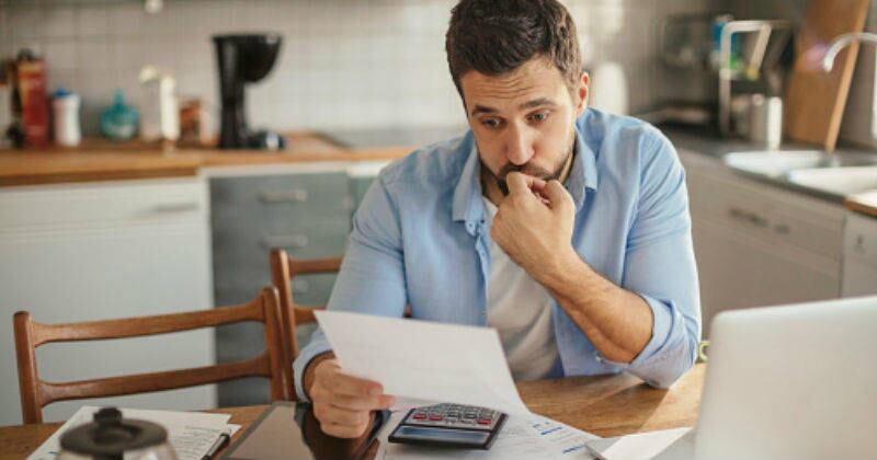 Evitar usar las tarjetas de crédito a menos que sea estrictamente necesario es una forma de cuidar las finanzas personales. Foto: iStock Images