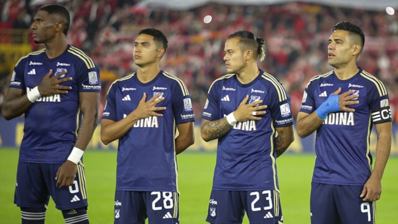 Imagen de Radamel Falcao (izq.) disputando un clásico, con Millonarios, contra Santa Fe.