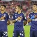 Imagen de Radamel Falcao (izq.) disputando un clásico, con Millonarios, contra Santa Fe.