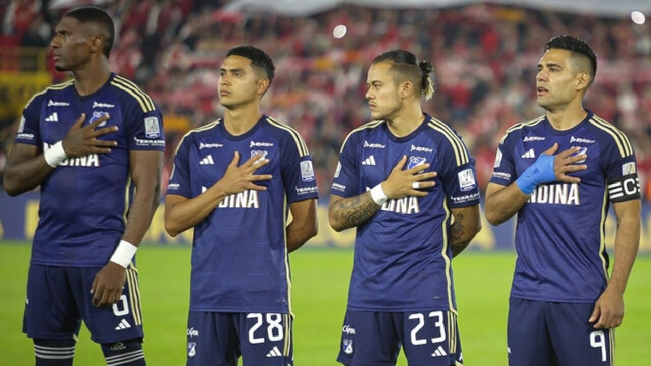 Imagen de Radamel Falcao (izq.) disputando un clásico, con Millonarios, contra Santa Fe.