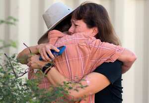 Dos personas se abrazan después de un tiroteo en el edificio John W. Harshbarger en el campus de la Universidad de Arizona en Tucson, Arizona, el miércoles 5 de octubre de 2022. (Rebecca Sasnett/Arizona Daily Star via AP)