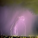 Célula de tormenta activa sobre la ciudad con nubes en primer plano y una cortina de lluvia detrás, que contiene múltiples descargas de rayos de nube a tierra, Tucson, Arizona, EE. UU.