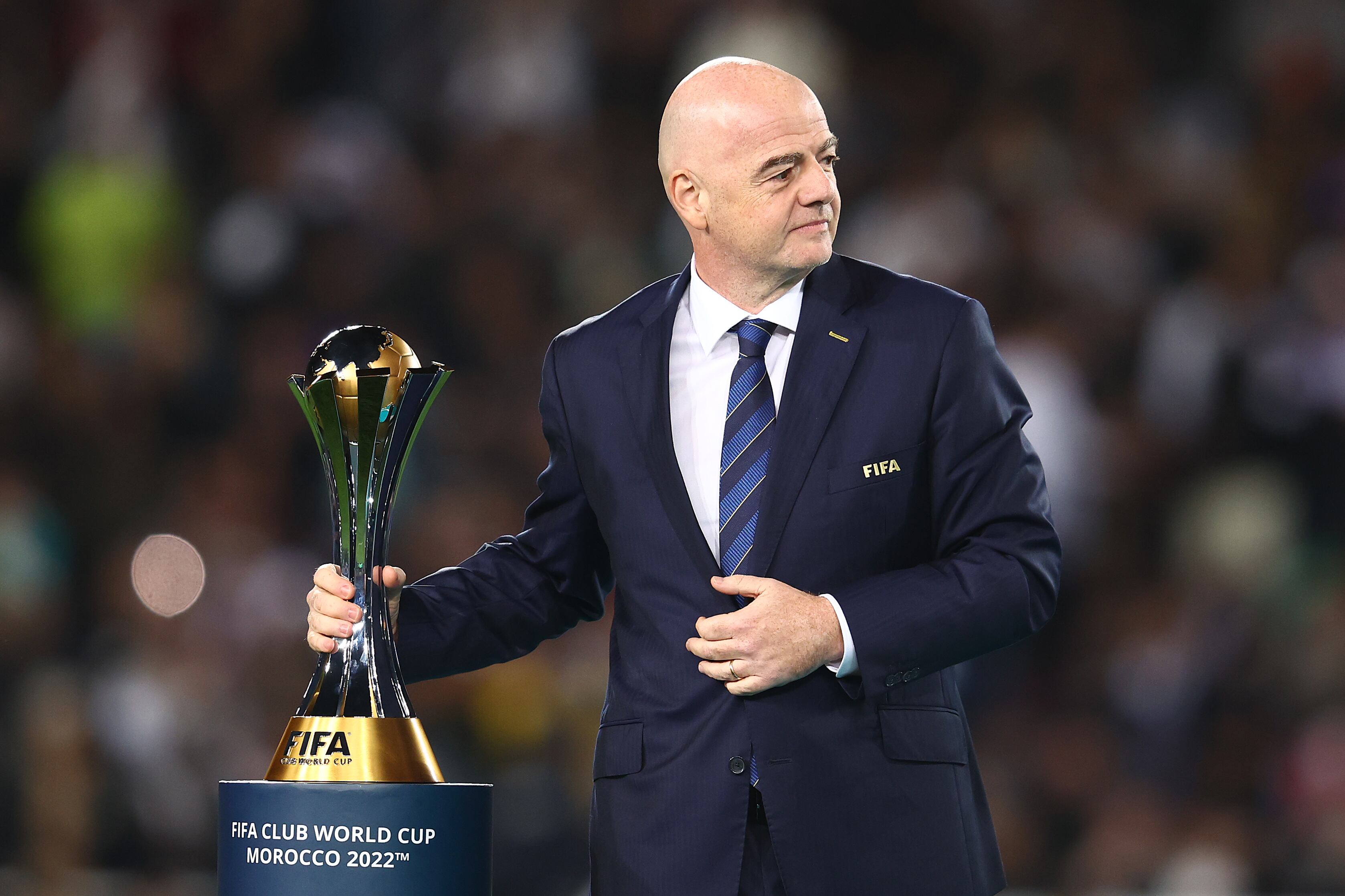 Gianni Infantino, presidente de la Fifa junto al trofeo del Mundial de Clubes.