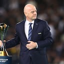 Gianni Infantino, presidente de la Fifa junto al trofeo del Mundial de Clubes.