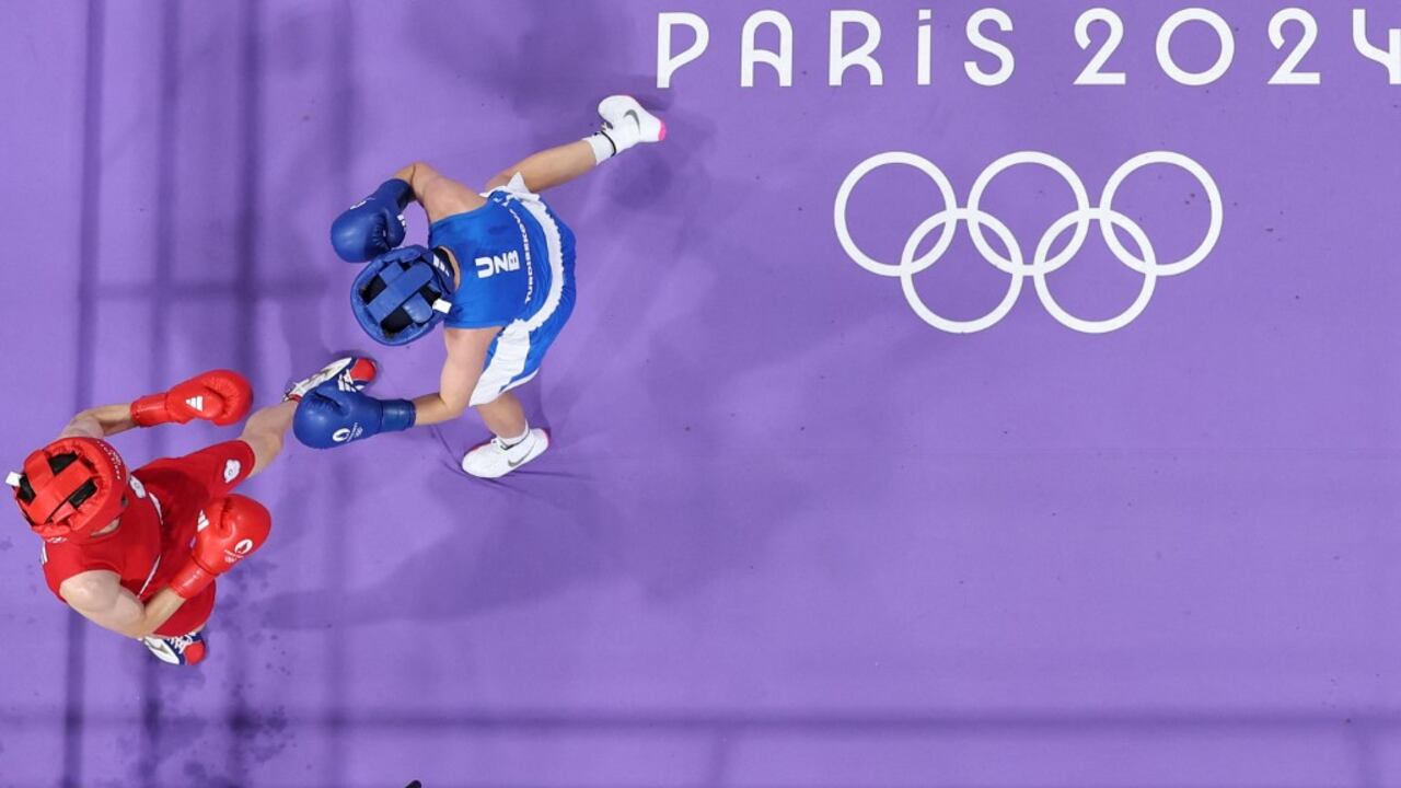 Lin Yu-ting (en rojo) de Taiwán lucha contra Sitora Turdibekova de Uzbekistán en la ronda preliminar femenina de 16 de boxeo de 57 kg durante los Juegos Olímpicos de París 2024 en el North Paris Arena, en Villepinte, el 2 de agosto de 2024. (Foto de AFP)