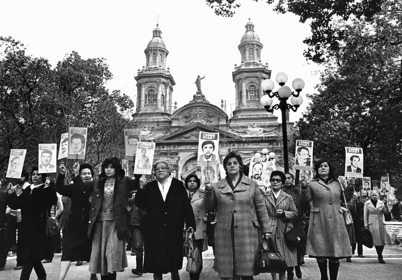 Una junta militar, liderada por Pinochet, procedió a aplicar reformas de libre mercado que incluyeron la privatización de empresas estatales, y limitó severamente las libertades políticas, además de reprimir la oposición al nuevo Gobierno.