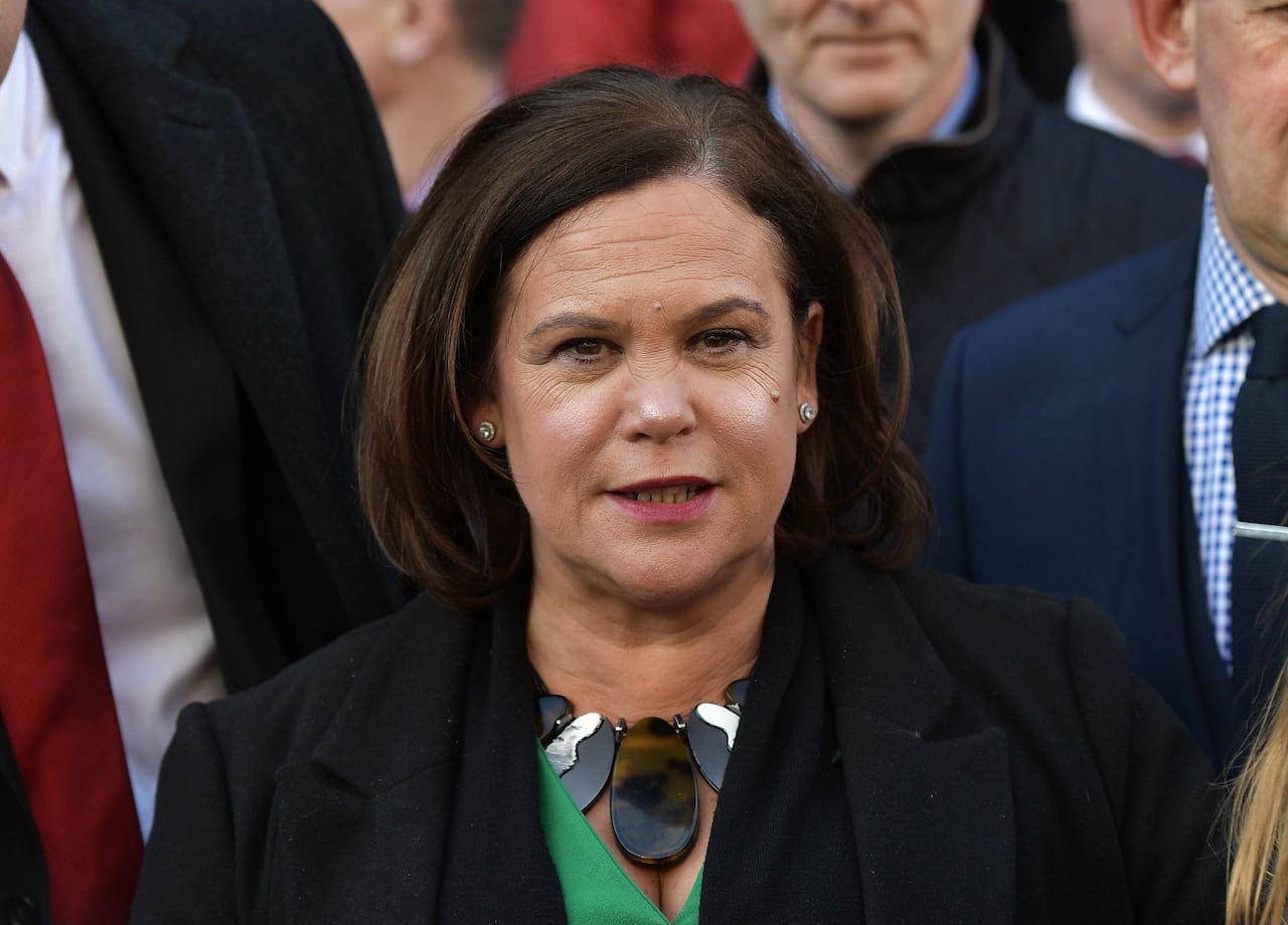 DUBLÍN, IRLANDA - 20 DE FEBRERO: La líder del Sinn Fein, Mary Lou McDonald, llega para la reunión del 33 ° Dail Eireann después de las recientes elecciones irlandesas el 20 de febrero de 2020 en Dublín, Irlanda. Las elecciones irlandesas vieron un aumento en el Sinn Fein y una caída en los escaños del Fine Gael, liderado por Leo Varadkar y Fianna Fail, liderado por Micheal Martin. Se espera que Varadkar renuncie oficialmente como Taoiseach hoy y continúe en el puesto en un papel de cuidador hasta que se nombre un nuevo Taoiseach. (Foto de Charles McQuillan / Getty Images)