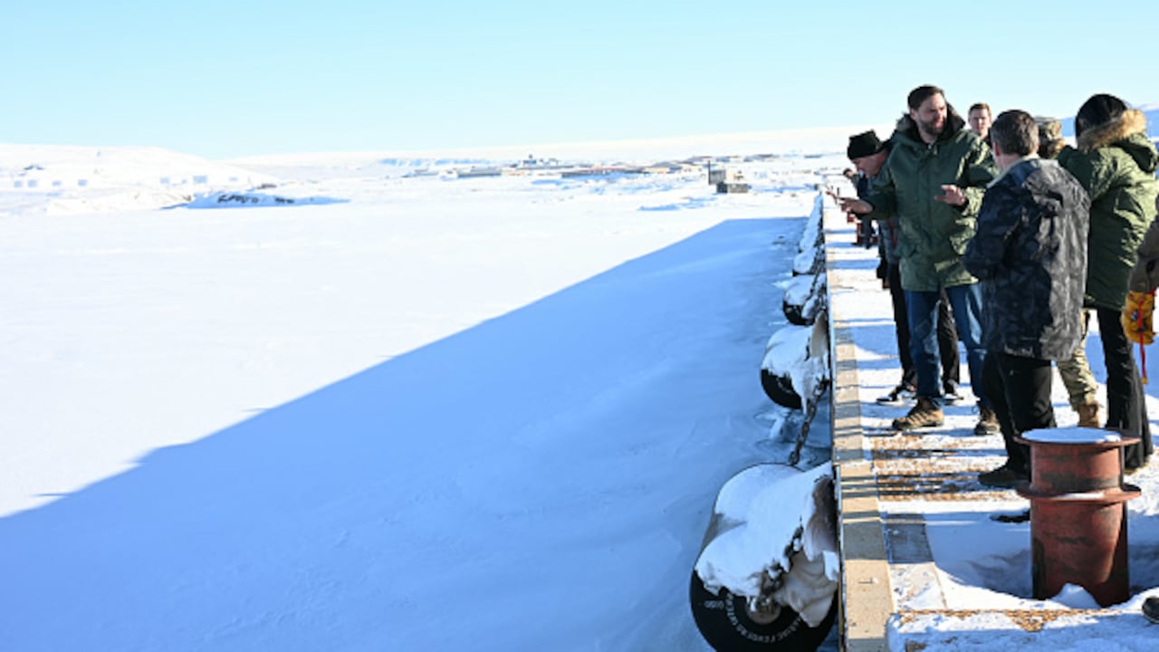 "No han invertido lo suficiente en la población de Groenlandia y en la seguridad de esta increíble y hermosa masa continental de gente increíble. Esto tiene que cambiar", agregó. (Photo by Jim Watson - Pool / Getty Images)