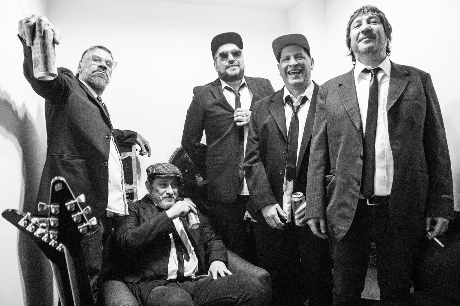 2 Minutos, también conocido como 2', es un grupo musical de punk rock. Nació en 1987, en Valentín Alsina, Provincia de Buenos Aires, Argentina.