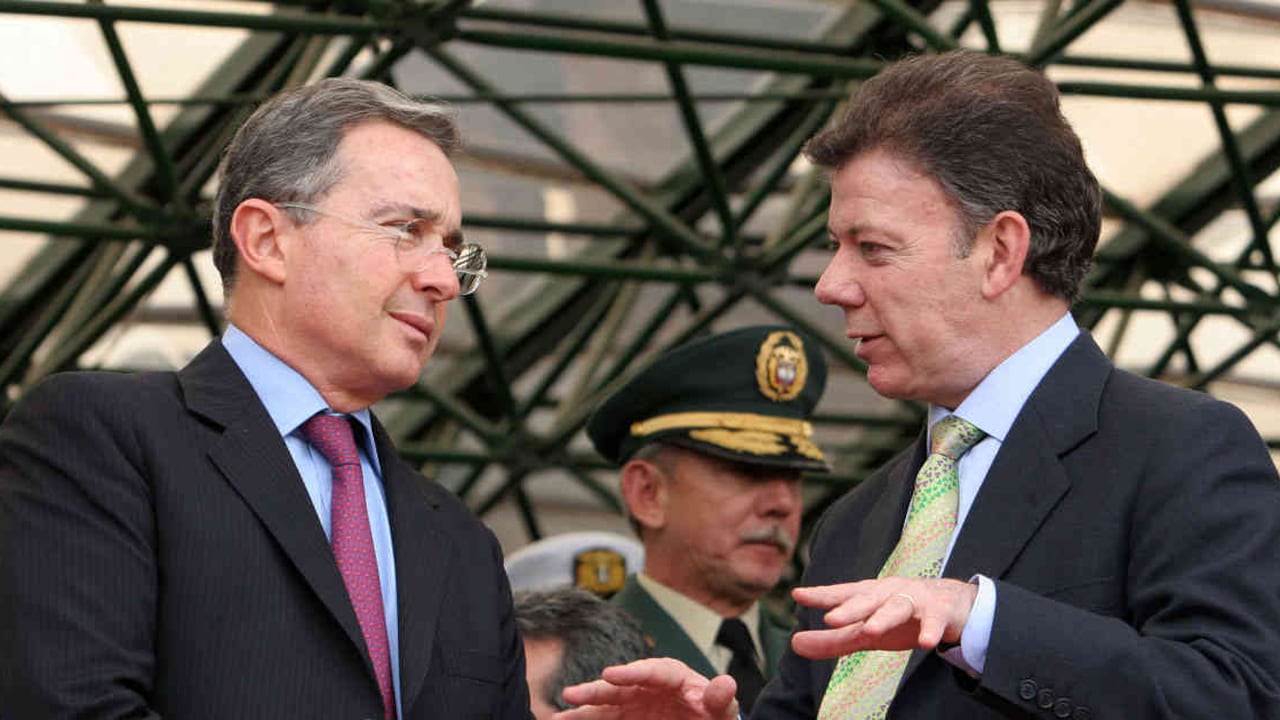 Álvaro Uribe Vélez y Juan Manuel Santos reunidos en Bogotá el 6 de diciembre de 2007.
