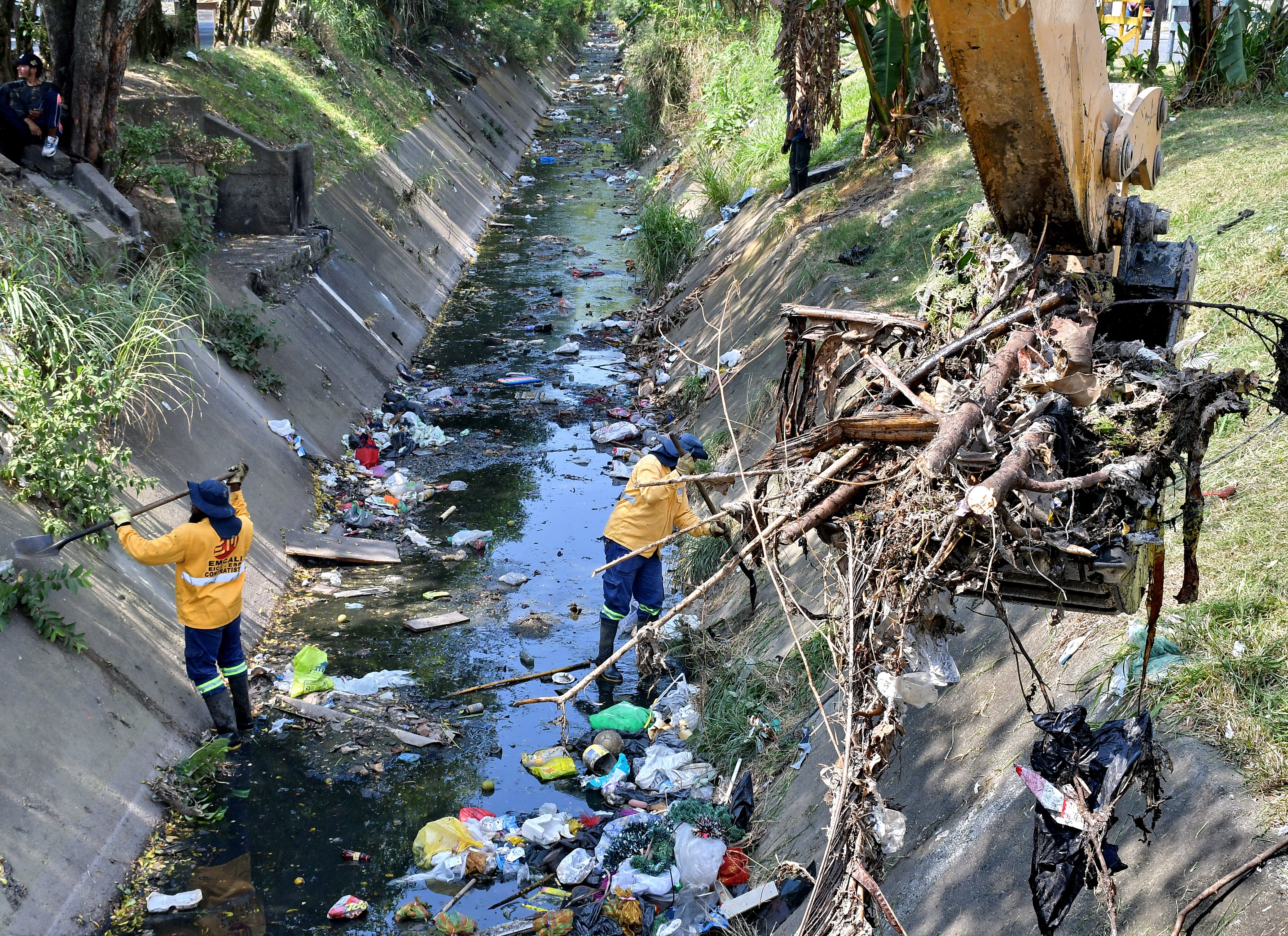 pecados ambientales de los caleños arrojar basuras a los canales de aguas lluvias