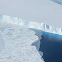 Una investigación advierte que el hielo antártico podría perder estabilidad por el avance del agua marina bajo su superficie.