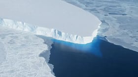 Una investigación advierte que el hielo antártico podría perder estabilidad por el avance del agua marina bajo su superficie.