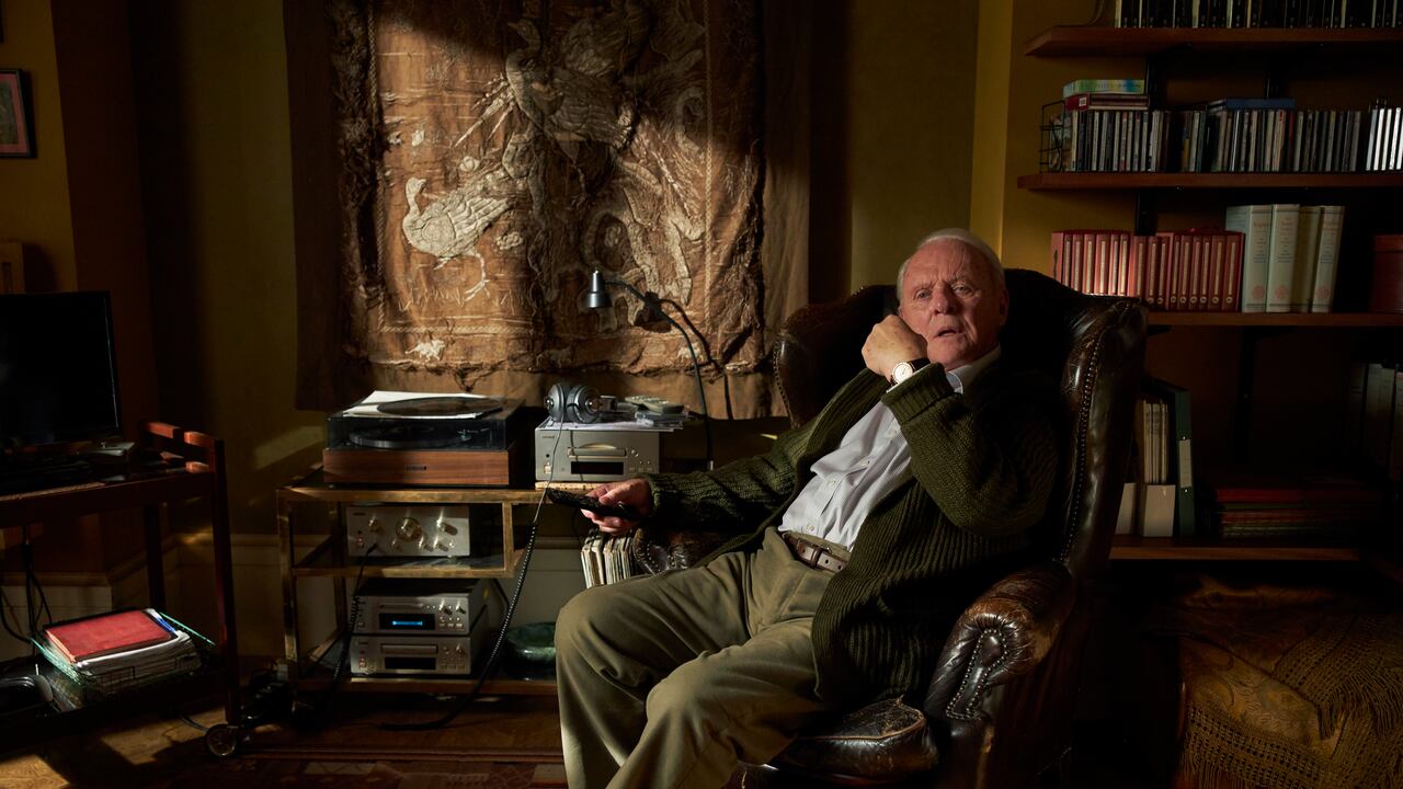 En The Father Anthony Hopkins interpreta a un hombre de 83 años que sufre de demencia.