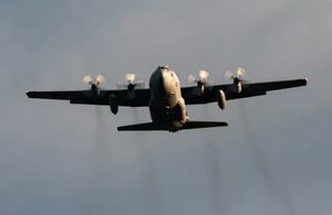 Los Hércules C-130 son uno de los modelos más usados en el mundo para el transporte de tropas y material militar, y tiene capacidad para unos cien pasajeros con sus armas y munición.