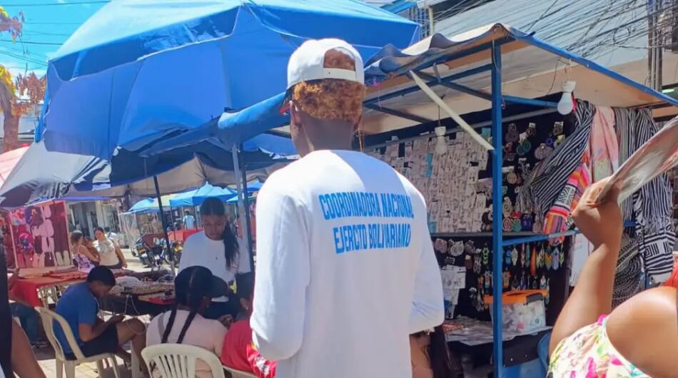 Un hombre con camiseta de Coordinadora Nacional Ejército Bolivariano en inmediaciones del evento de Iván Cepeda.