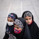 Jóvenes iraníes con velo se sientan en la gran mezquita Imam Khomeini en el centro de Teherán, durante una ceremonia que marca el Día Nacional de las Hijas, el 19 de mayo de 2023.