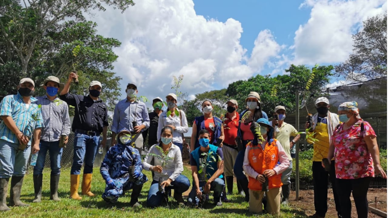 Beneficiarios del Incentivo Forestal Amazónico, del Núcleo de Desarrollo Los Puertos, veredas Puerto Polaco y Puerto Cubarro, Calamar (Guaviare).